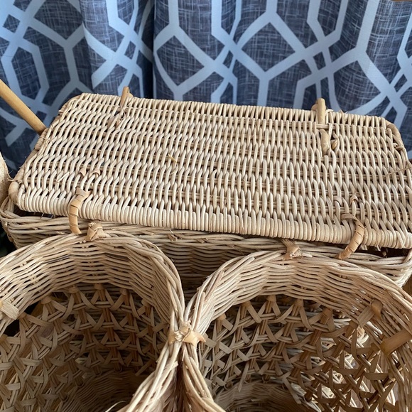 Wicker Picnic Basket - with wine holders - Picture 5 of 8
